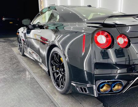Glossy ceramic coated vehicle finish